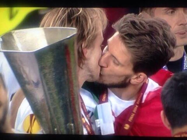 Bacio gay finale di Europa League
