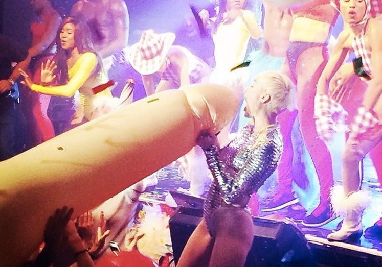 Miley Cyrus con un pene gigante