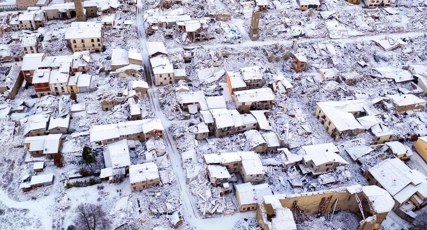 Veduta aerea della citta terremotata di Amatrice coperta dalla neve