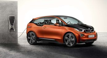 L’auto si ricarica dal lampione: l’idea di Bmw per le elettriche