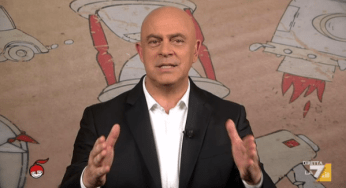 Di Martedì, Crozza-Renzi canta l’Inno di Mameli: la copertina comica del 5 maggio 2015