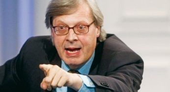 Vittorio Sgarbi aggredito da un giornalista: ferito all’orecchio, ma Bruno Aymone lo smentisce