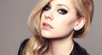 Avril Lavigne morta 10 anni fa e sostituita da un’attrice: la strana teoria circola sul web