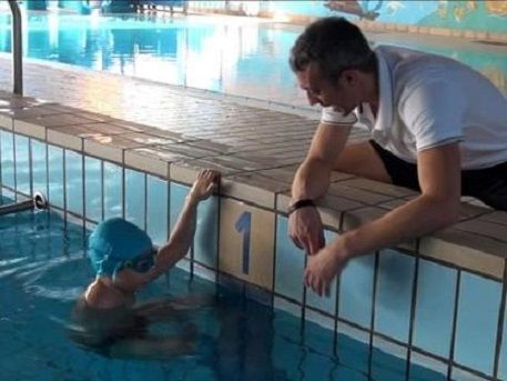 Alessandro Vielmi sconfitto il tumore nuota con un braccio