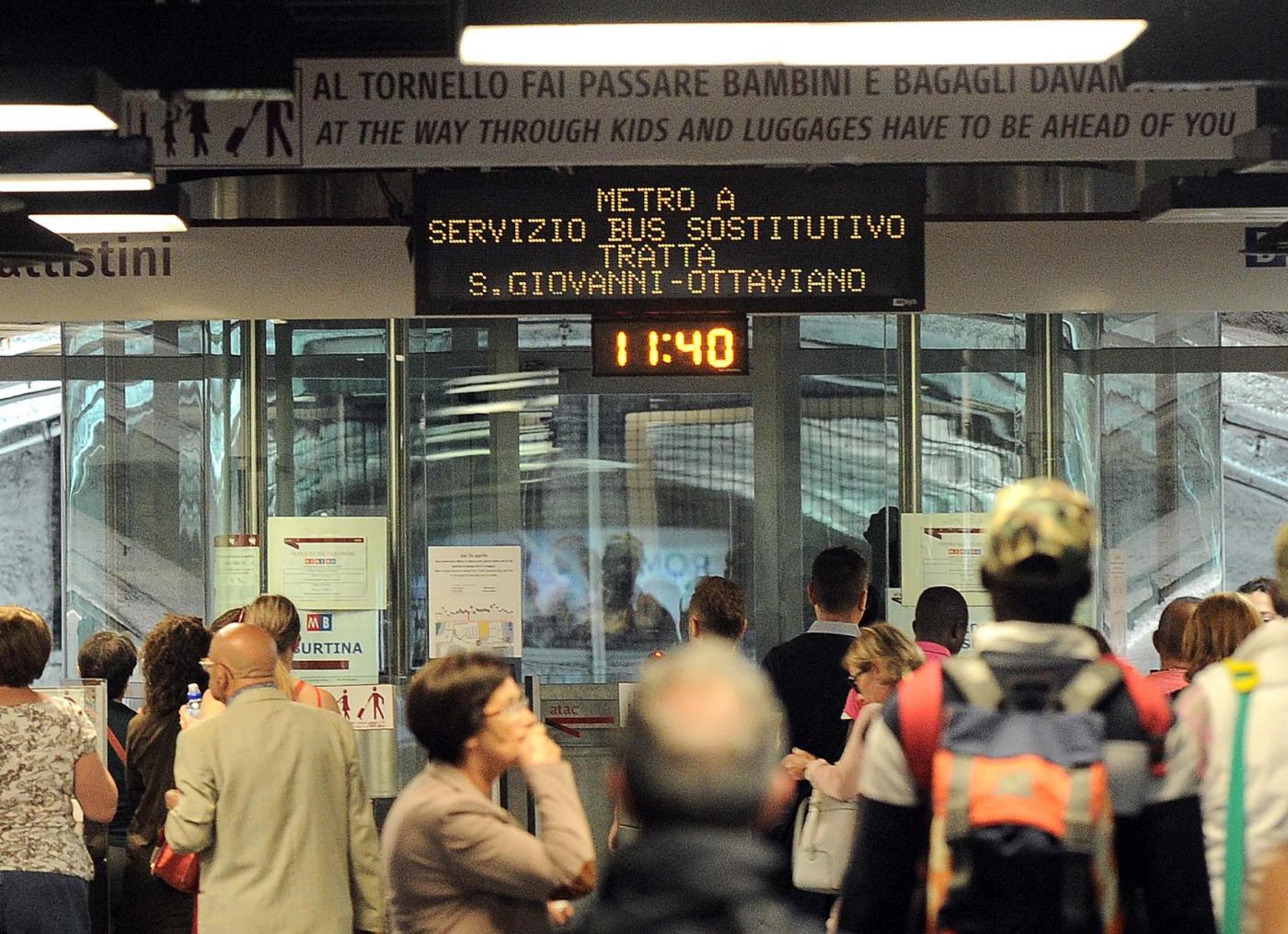 Roma, chiusura Linea A Metro: cade controsoffitto a fermata piazza di Spagna