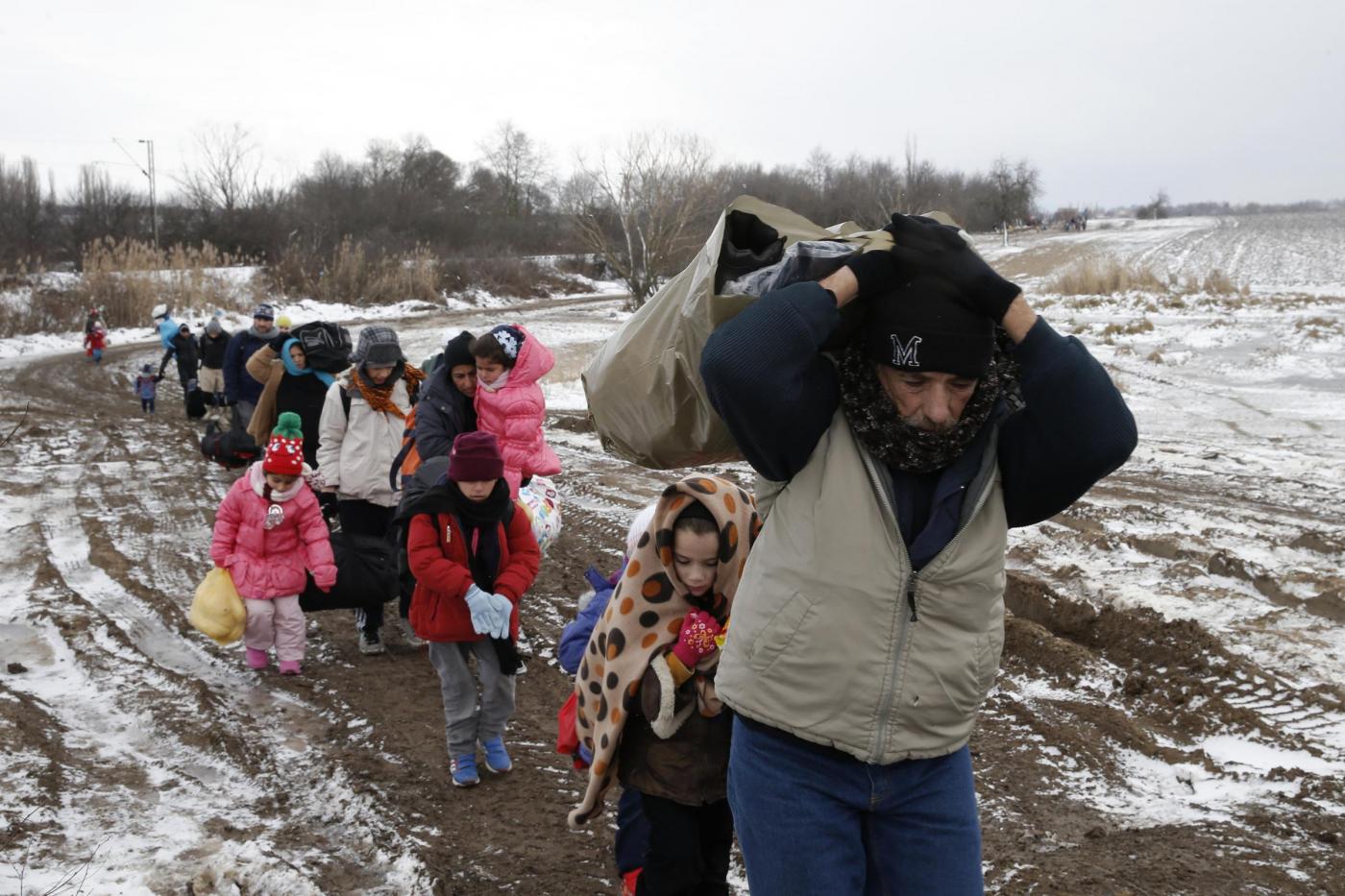 Serbia, migranti attraversano un campo ghiacciato vicino al villaggio di Miratovac