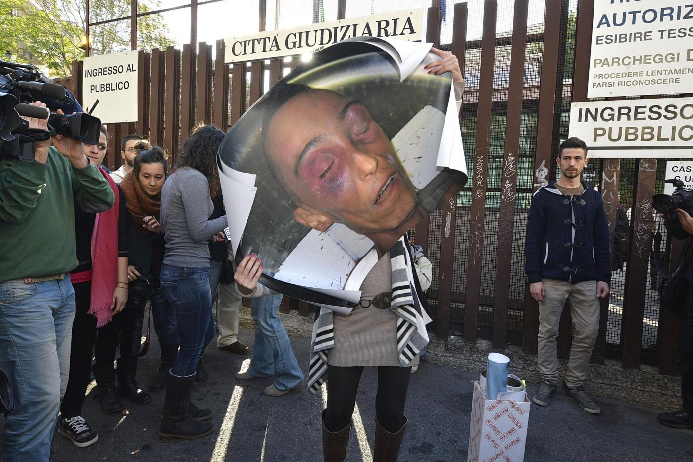 Ilaria Cucchi e i genitori in sit in davanti al Palazzo di Giustizia di Roma con le foto di Stefano Cucchi