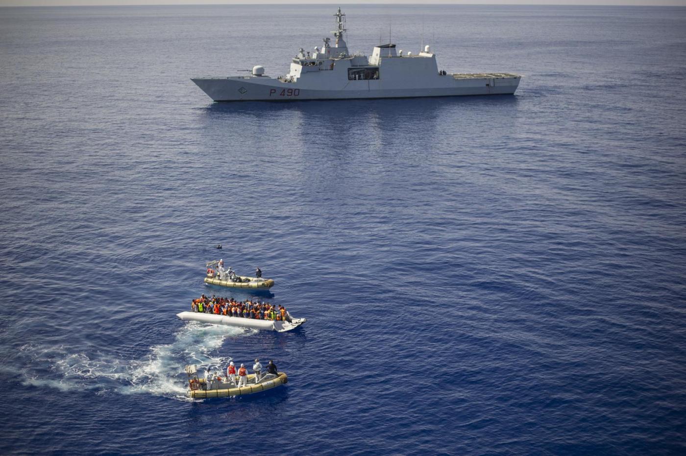 Canale di Sicilia: la nave della Marina Militare "Fulgosi" in soccorso ai migranti
