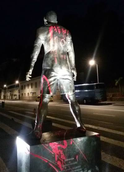 statua di Ronaldo vandalizzata
