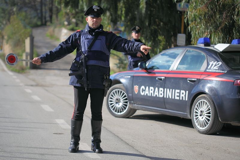 Carabiniere in vestito da auto in retro