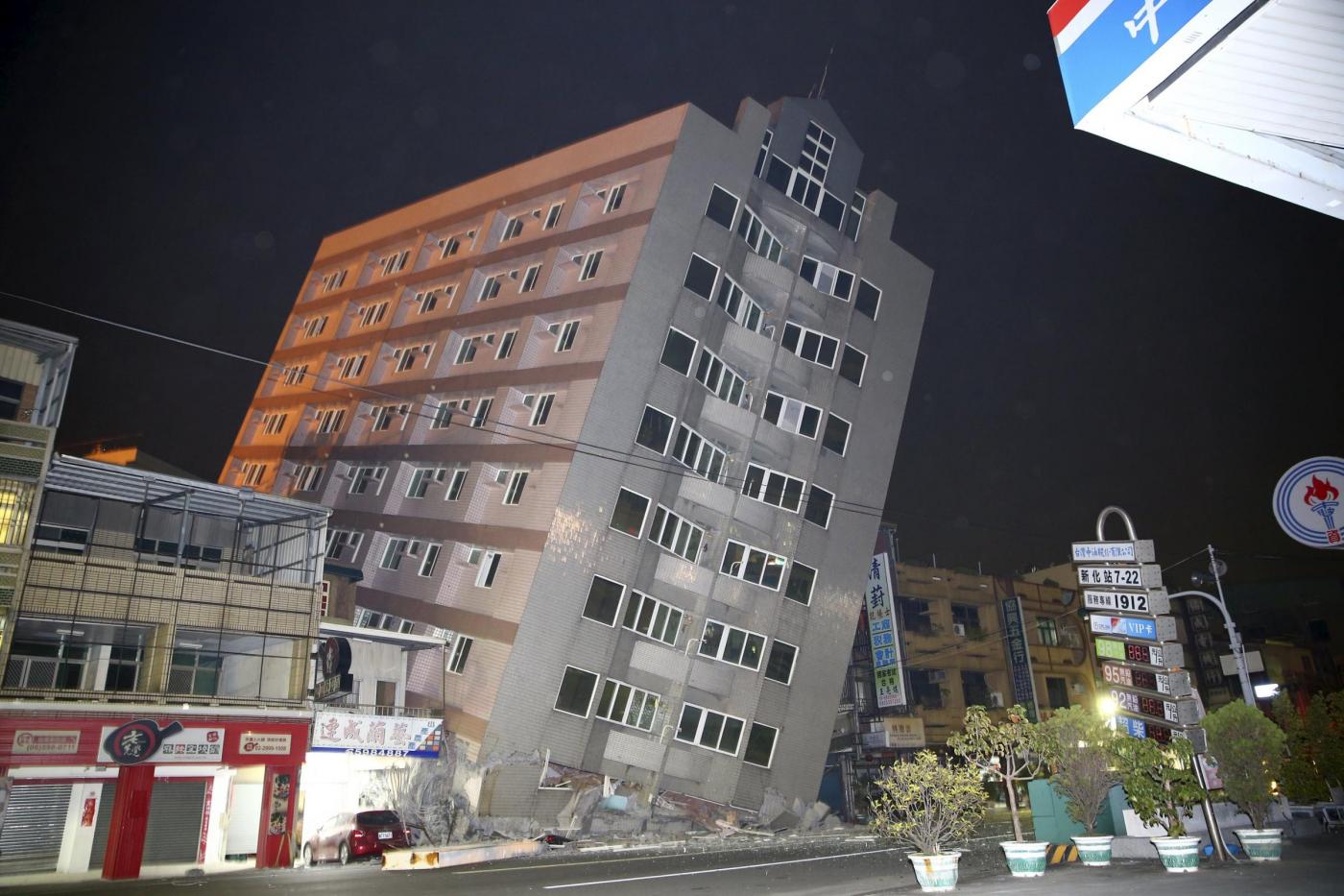 Violento terremoto in Taiwan, crollano palazzi
