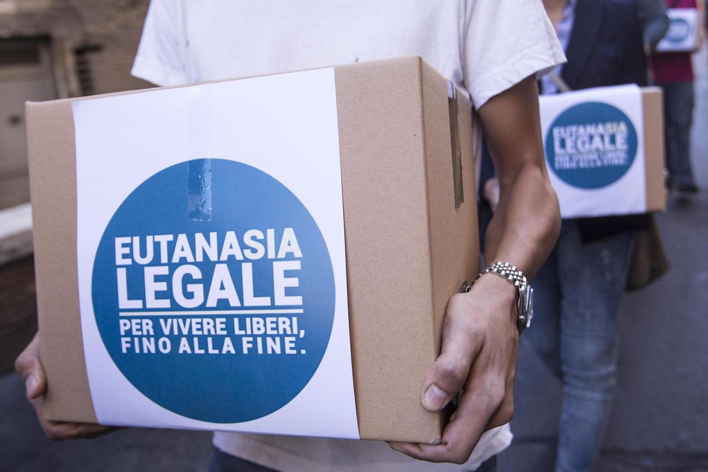 Il Partito Radicale deposita alla Camera le firme per l eutanasia legale