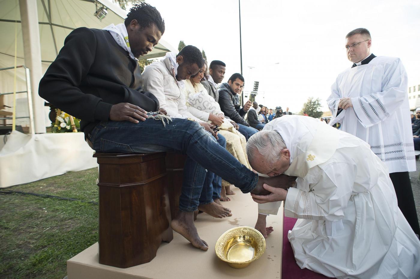 Papa Francesco celebra il rito della 'lavanda dei piedi' in un Centro di Accoglienza