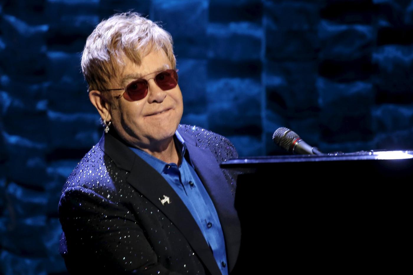 Elton John accusato di molestie