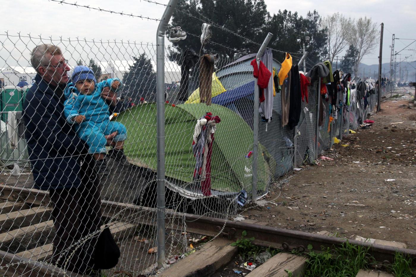 Migranti, l'emergenza continua ad Idomeni al confine tra Grecia e Macedonia
