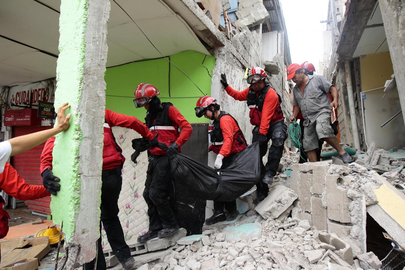 Ecuador, i soccorsi dopo il violento terremoto
