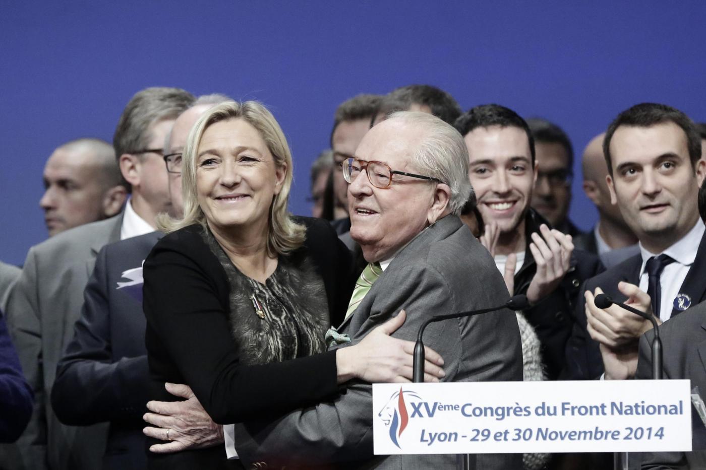 Jean Marie Le Pen ripudia la figlia Marine.