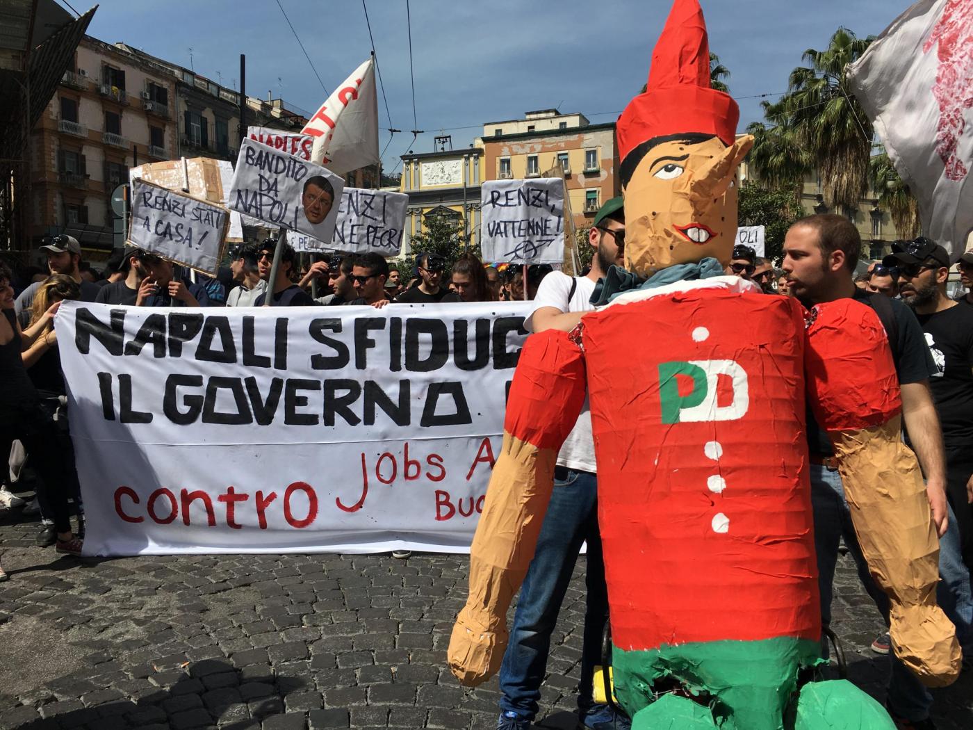 Napoli, duemila in piazza per il corteo di protesta contro il governo Renzi