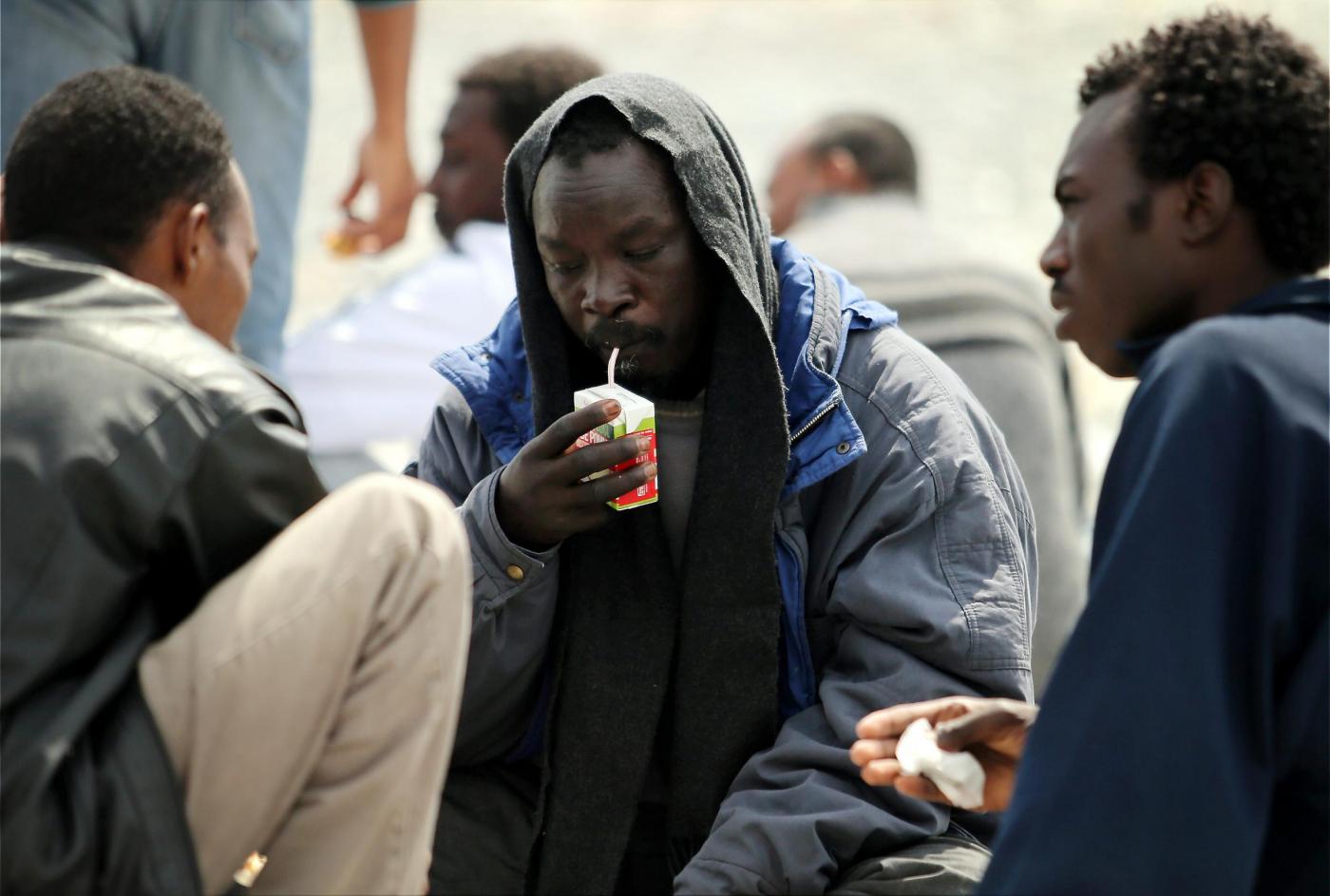 Ventimiglia, i No Borders portano cibo ai migranti