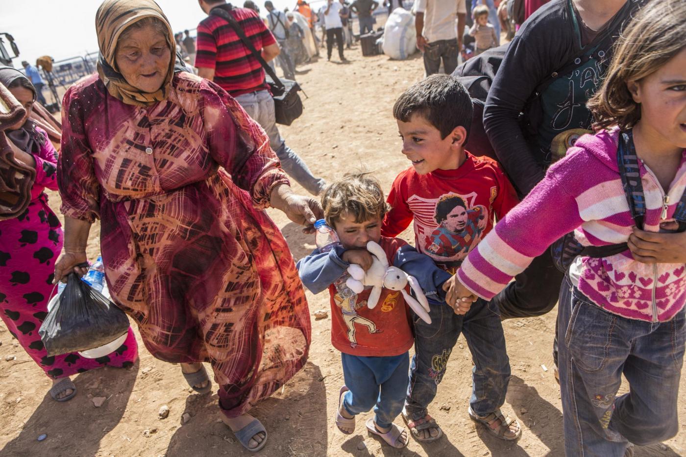 Miglia di profughi siriani in fuga verso la Turchia