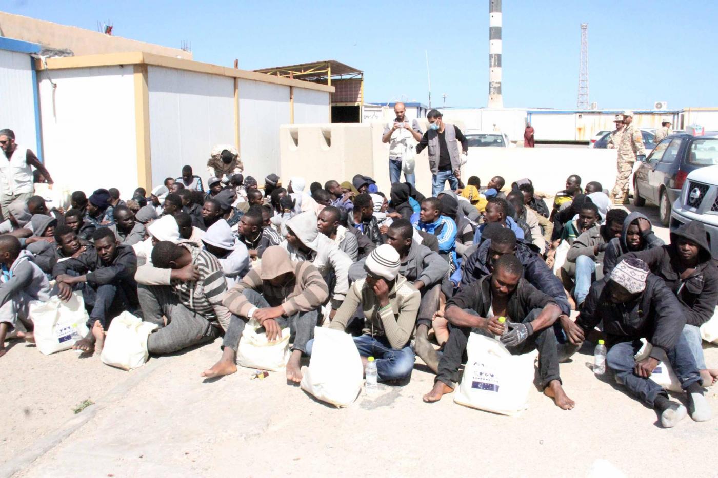 Libia guardia costiera soccorre migranti al largo di Tripoli