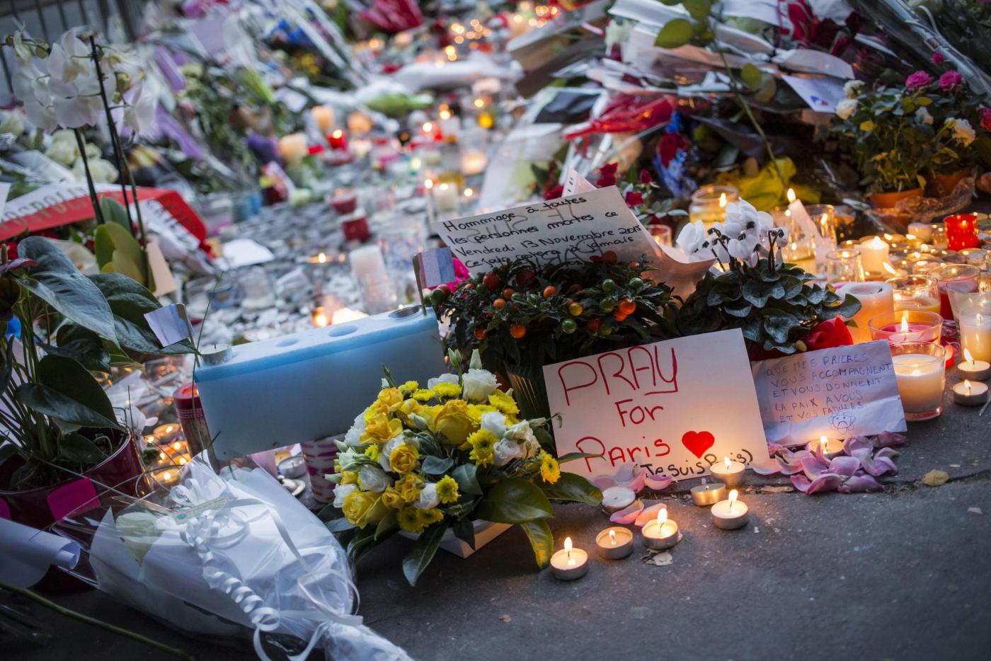 Commemorazioni in tutta la Francia dopo attacchi a Parigi