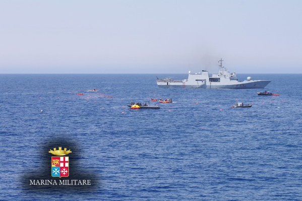 Barcone di migranti si ribalta nel canale di sicilia
