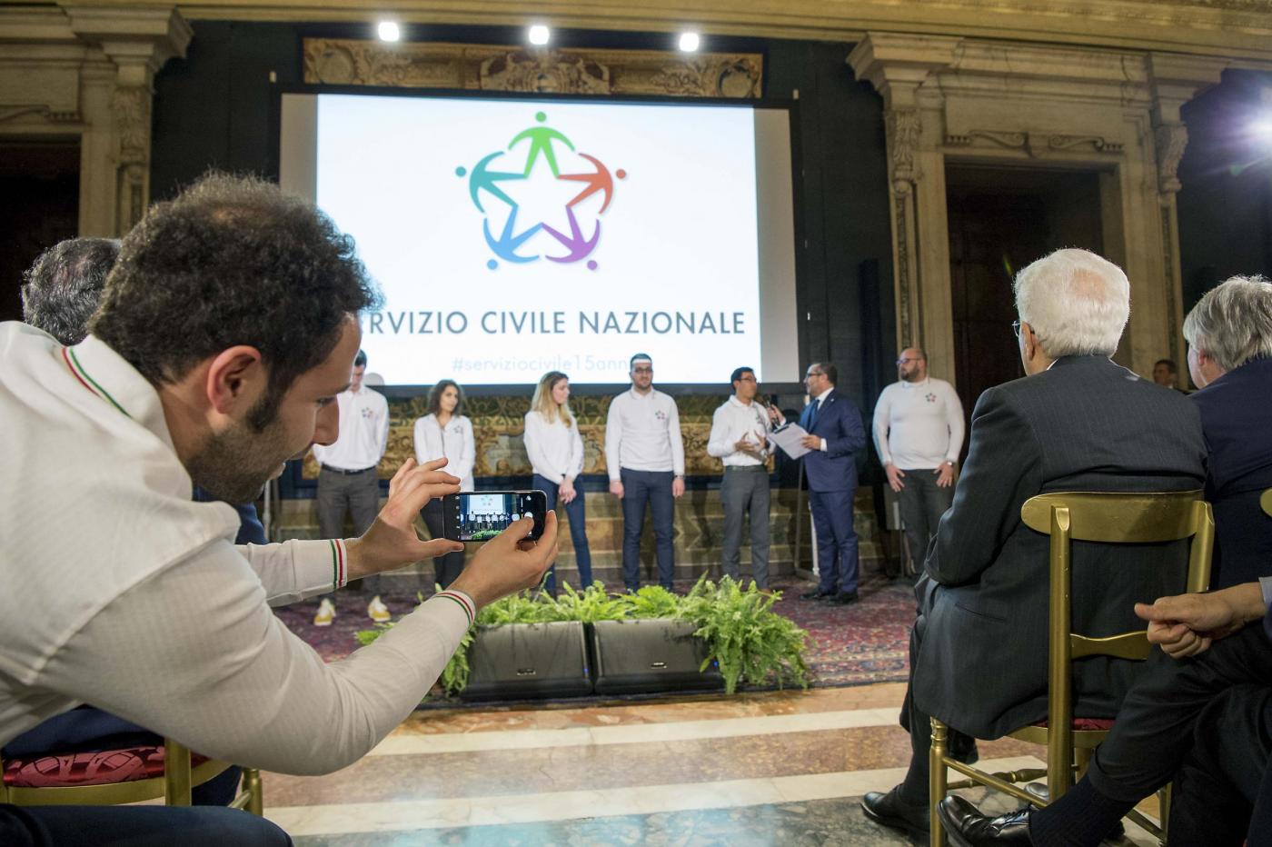 Volontari del Servizio Civile Nazionale con Mattarella Presidente della Repubblica