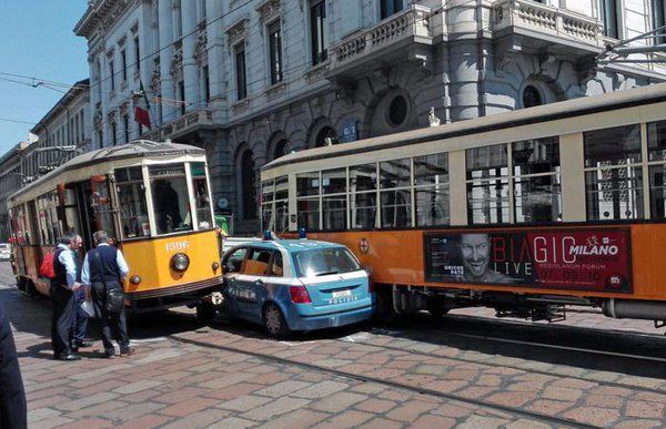 auto della polizia incastrata tra due tram a Milano