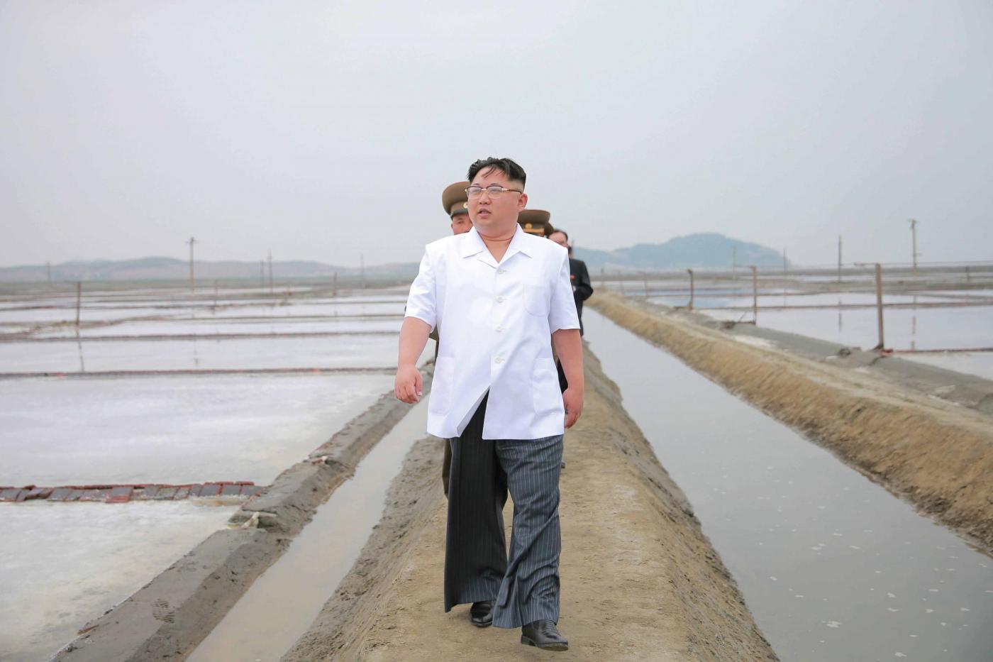 Corea del Nord, Kim Jong Un in visita alle saline di Kwisong