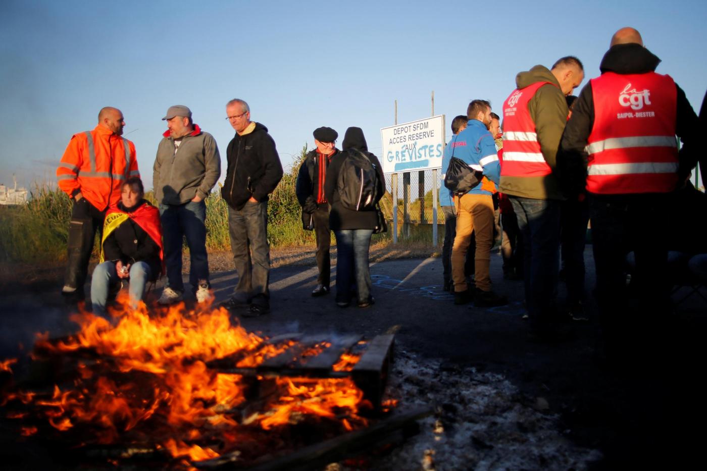 Francia, le proteste degli operai nei pressi di Donges