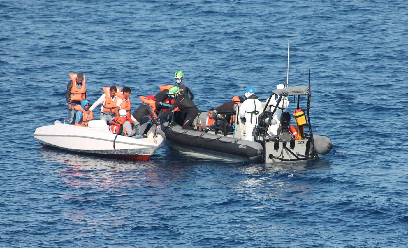Irish ship aids migrants rescue