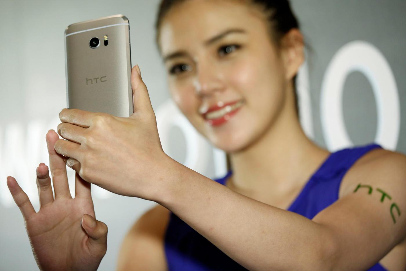 Leggere su schermo - smartphone HTC 10