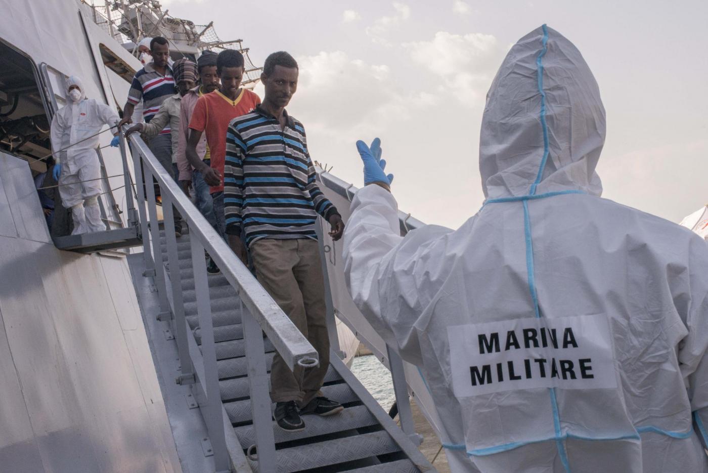 I migranti soccorsi il 2 settembre, sbarcano ad Augusta.