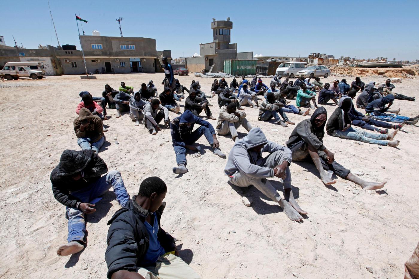 Tripoli, migranti in attesa di imbarcarsi per l'Europa