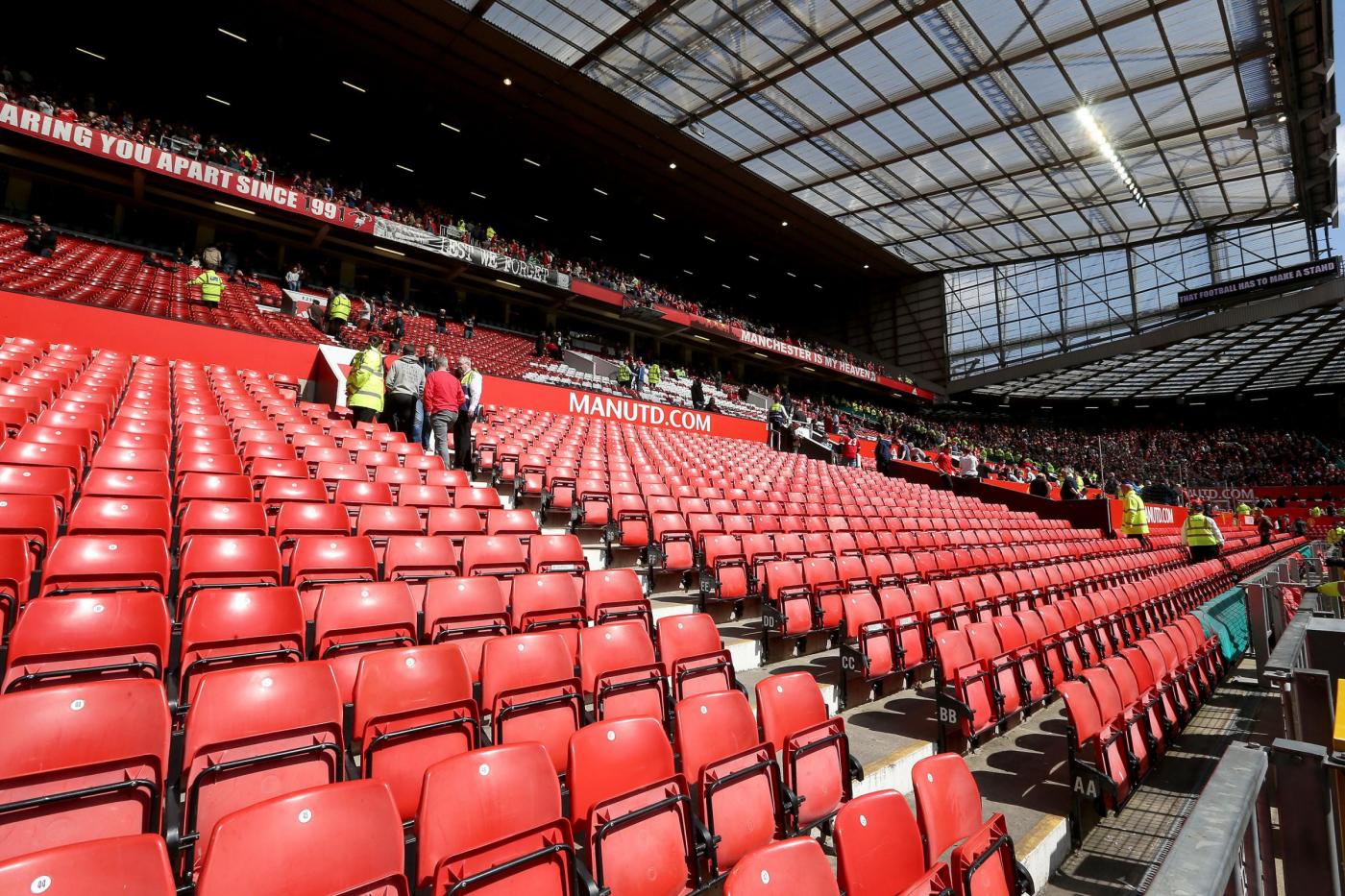 Manchester: sospetto allarme bomba all'Old Trafford, evacuato lo stadio