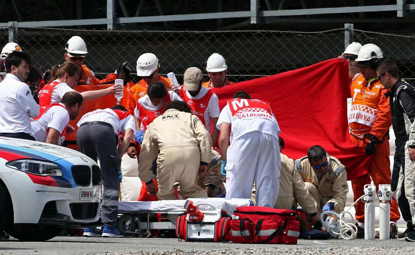 Moto2, brutto incidente per Salom a Barcellona: è grave