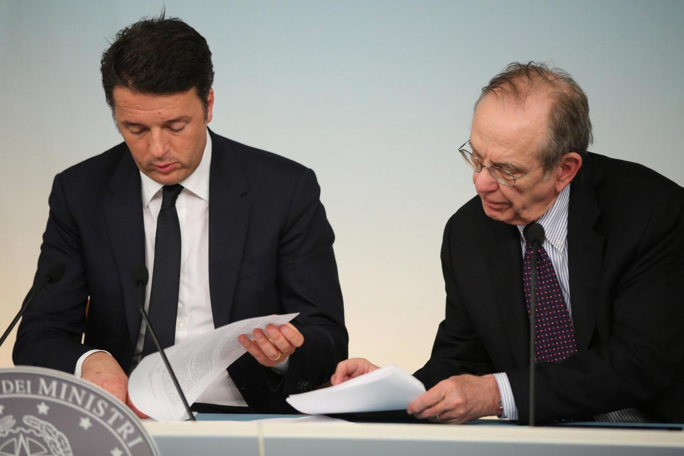 Renzi e Padoan in Consiglio dei Ministri