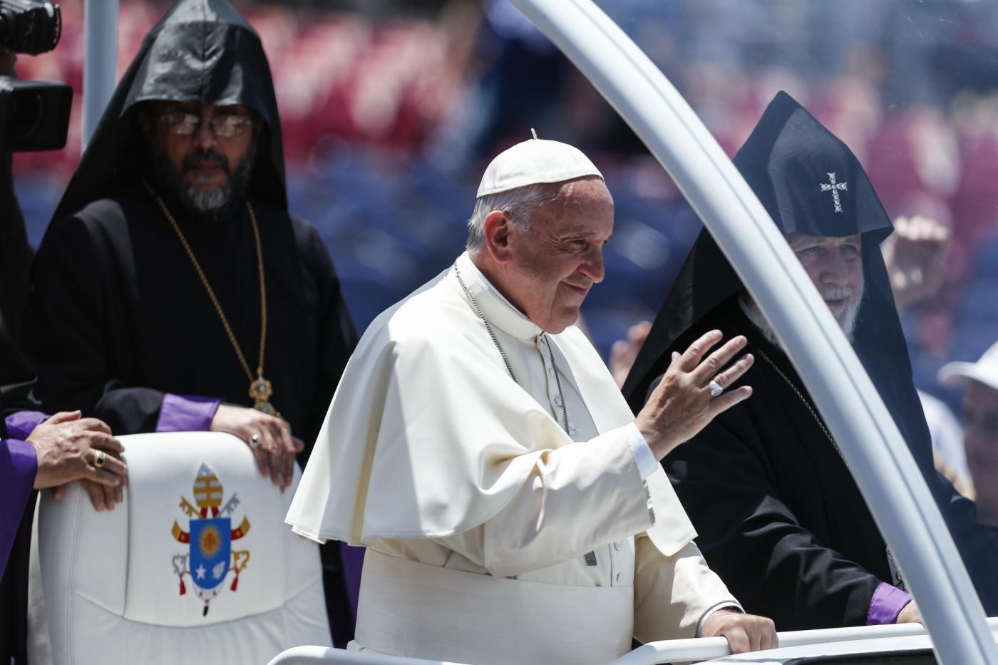Armenia, Papa Francesco saluta la folla dopo la Santa Messa