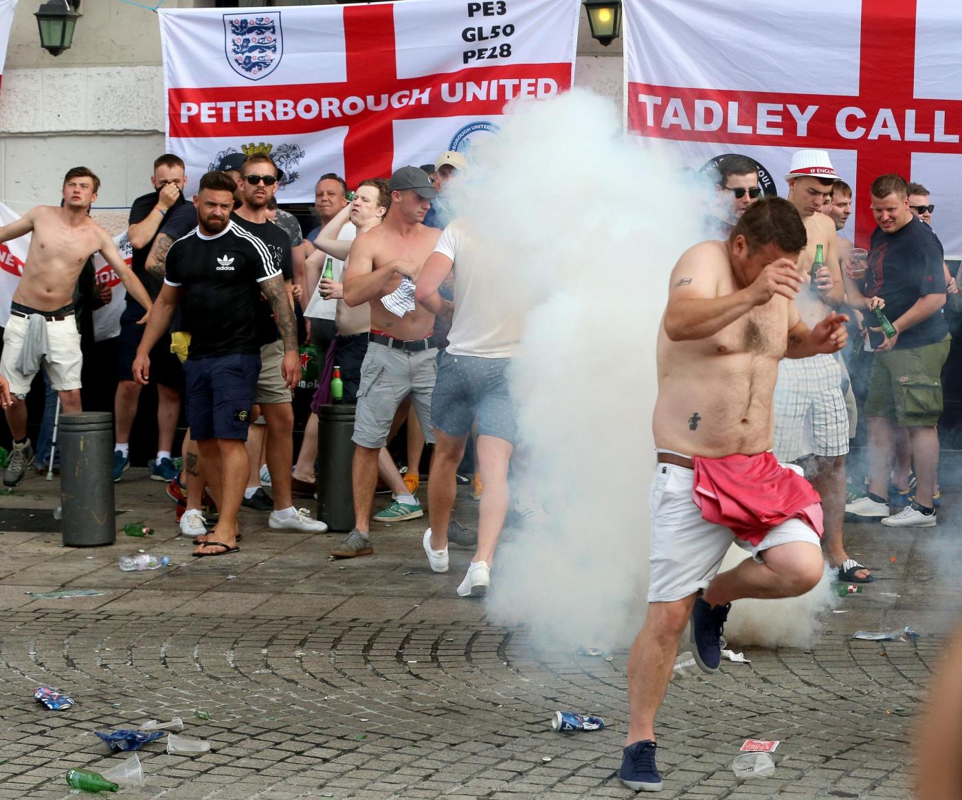 Euro 2016 tensioni tra tifosi inglesi e polizia a Marsiglia