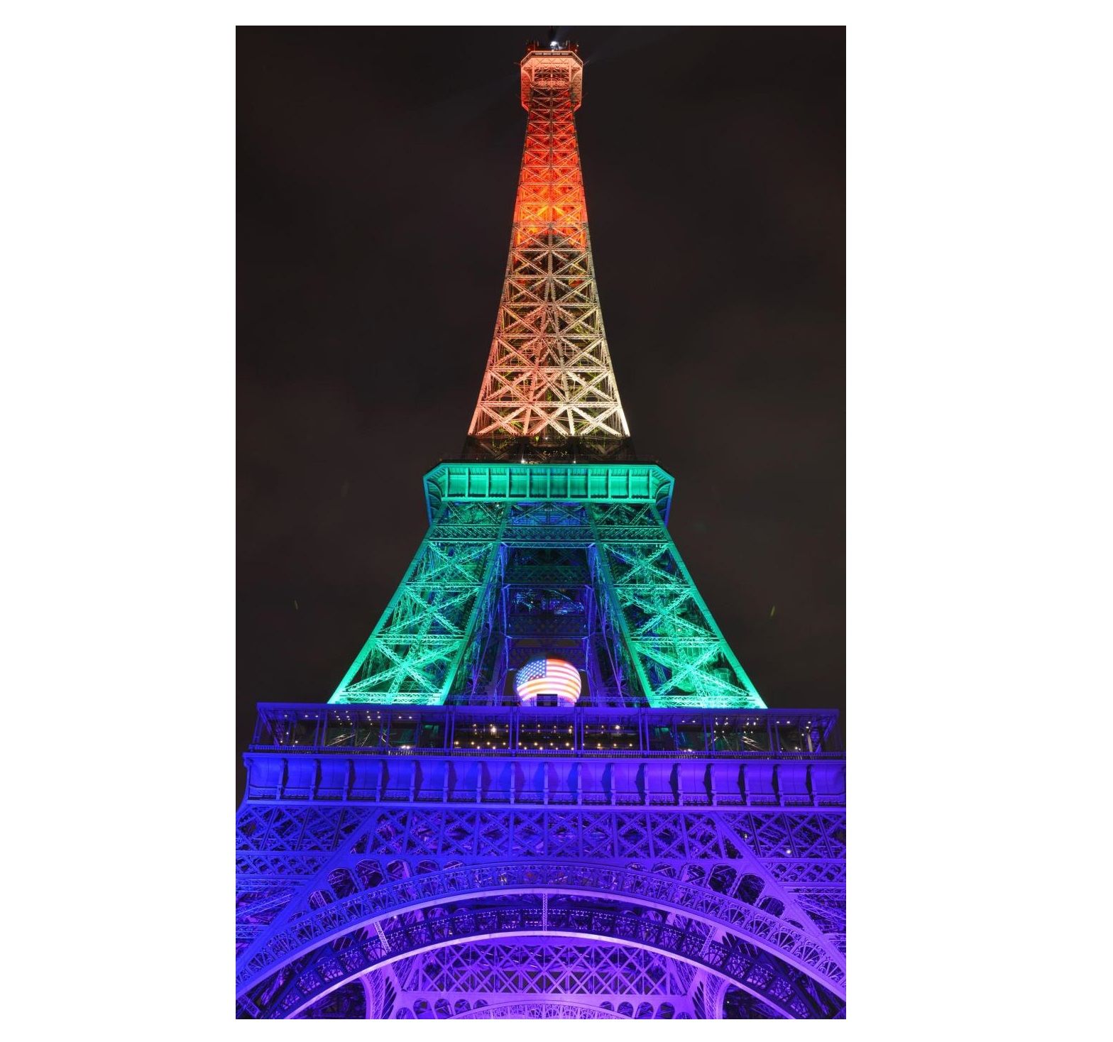 La Tour Eiffel si illumina con i colori dell'arcobaleno in memoria strage Orlando