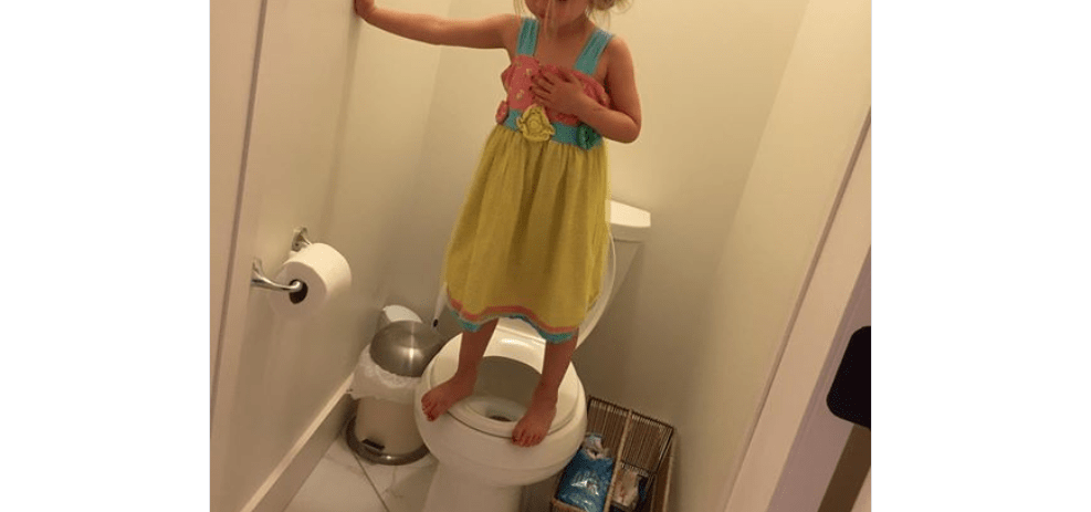bambina su wc post contro le armi