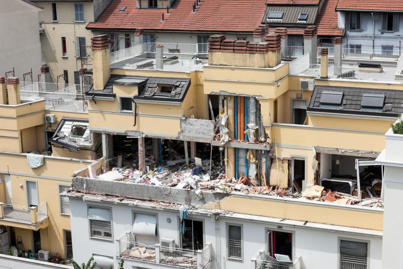 Esplosione in palazzina in via Brioschi a Milano