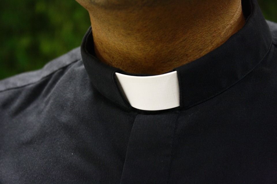 prete denuncia per stalcking parrocchiana
