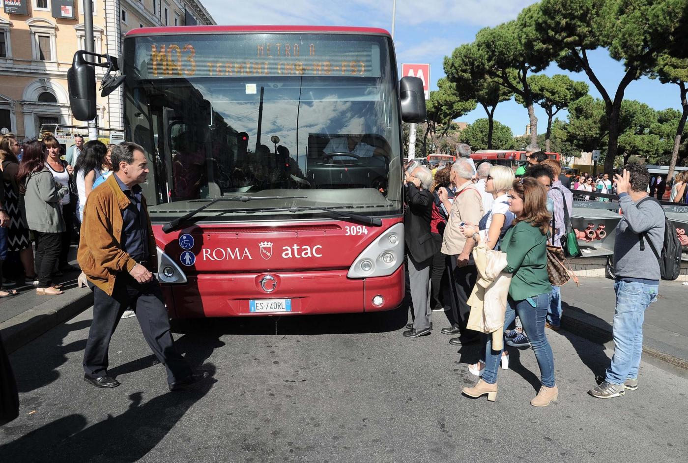Roma, chiusura Linea A Metro: cade controsoffitto a fermata piazza di Spagna