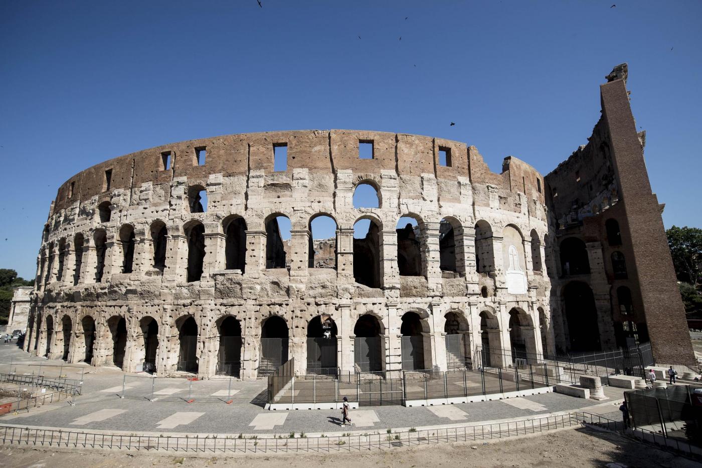 Roma restauro degli esterni del Colosseo