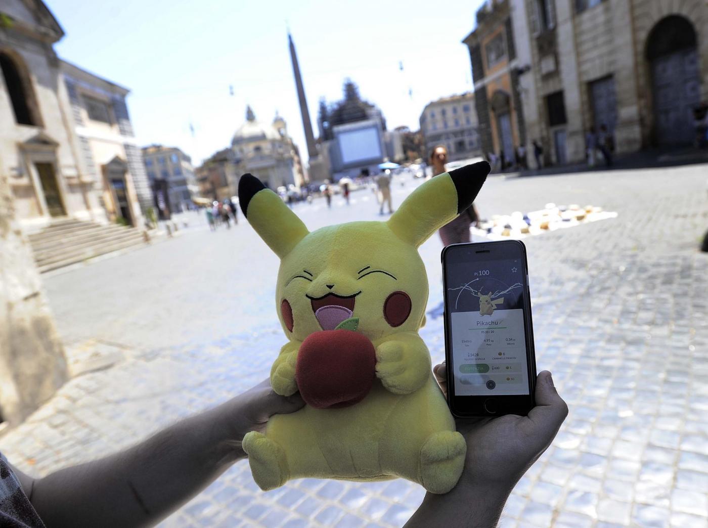 Roma, raduno Pokemon Go in Piazza del Popolo
