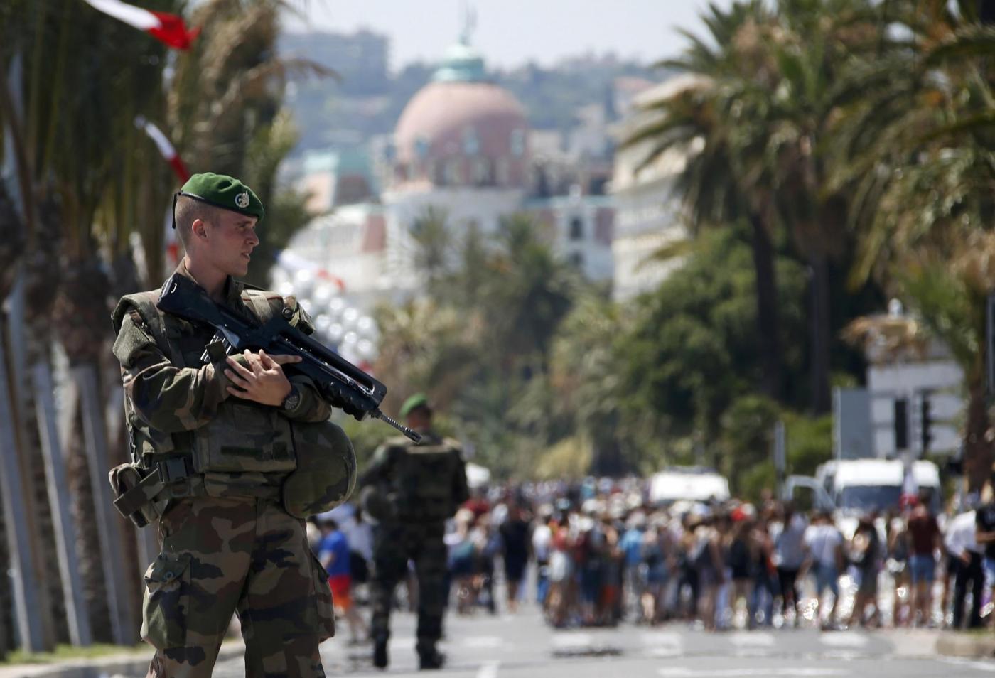 Nizza, la legione straniera presidia la Promenade des Anglais