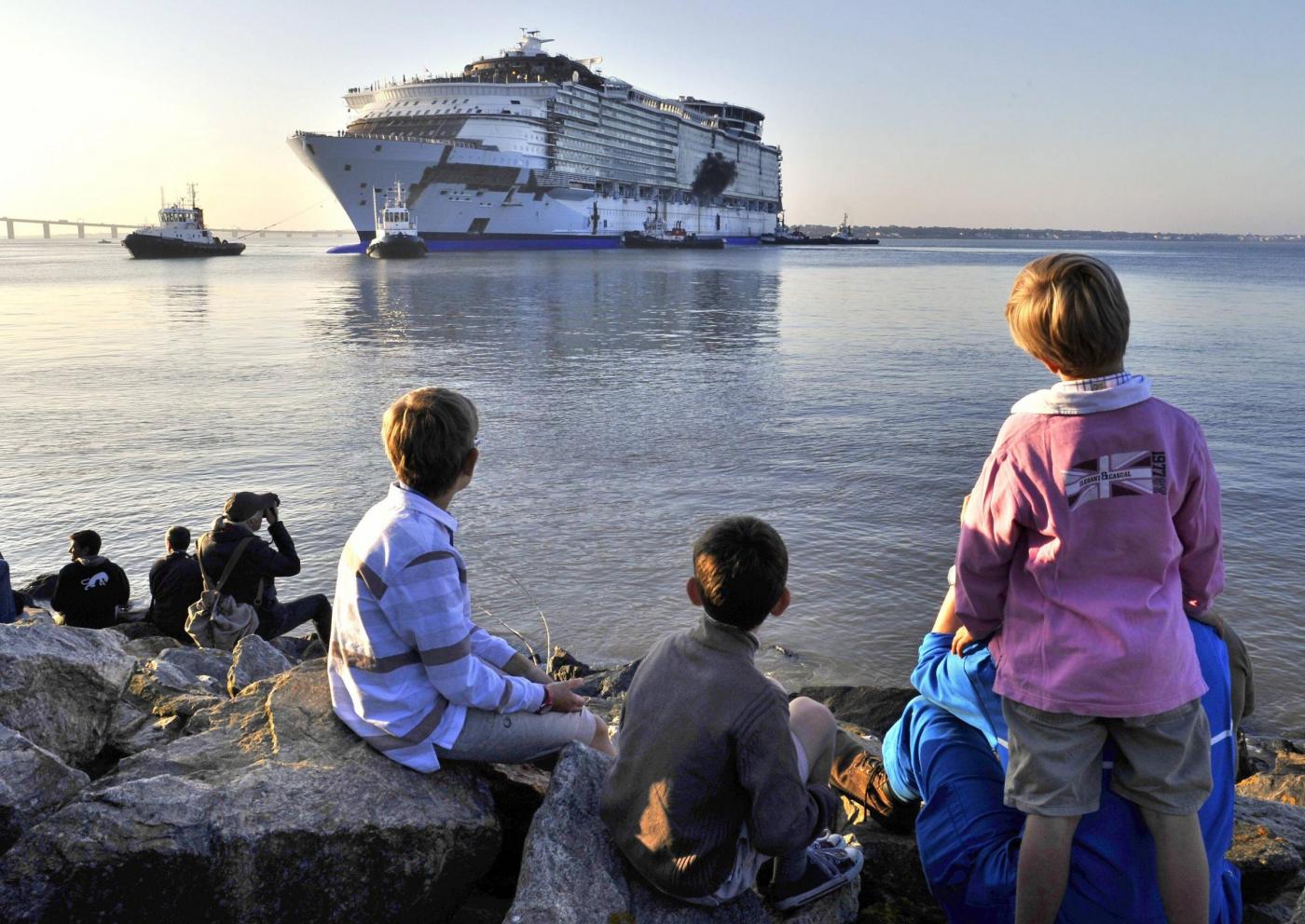 L'Harmony of the seas,la nave da crociera piu' grande del mondo lascia il cantiere di Saint Nazaire.