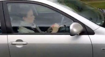 Scellerata gioca col cubo di Rubik mentre guida